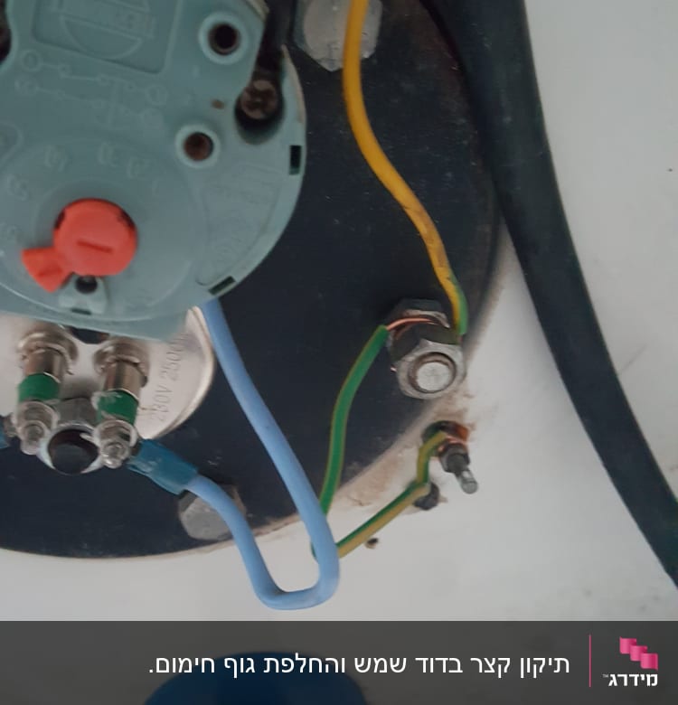 חיבורים חשמליים עם חוטים צבעוניים ומחברים